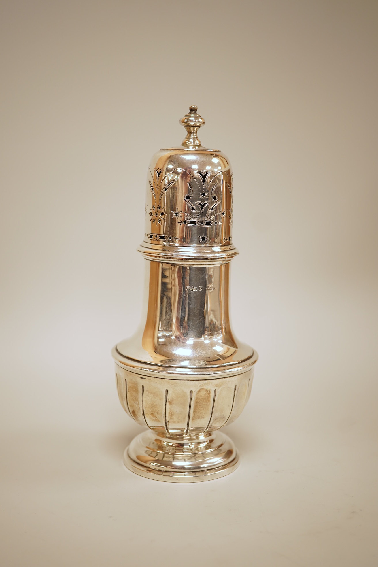 An Edwardian silver baluster sugar caster, by Marples & Co, Birmingham, 1906, 19.8cm, 8oz.